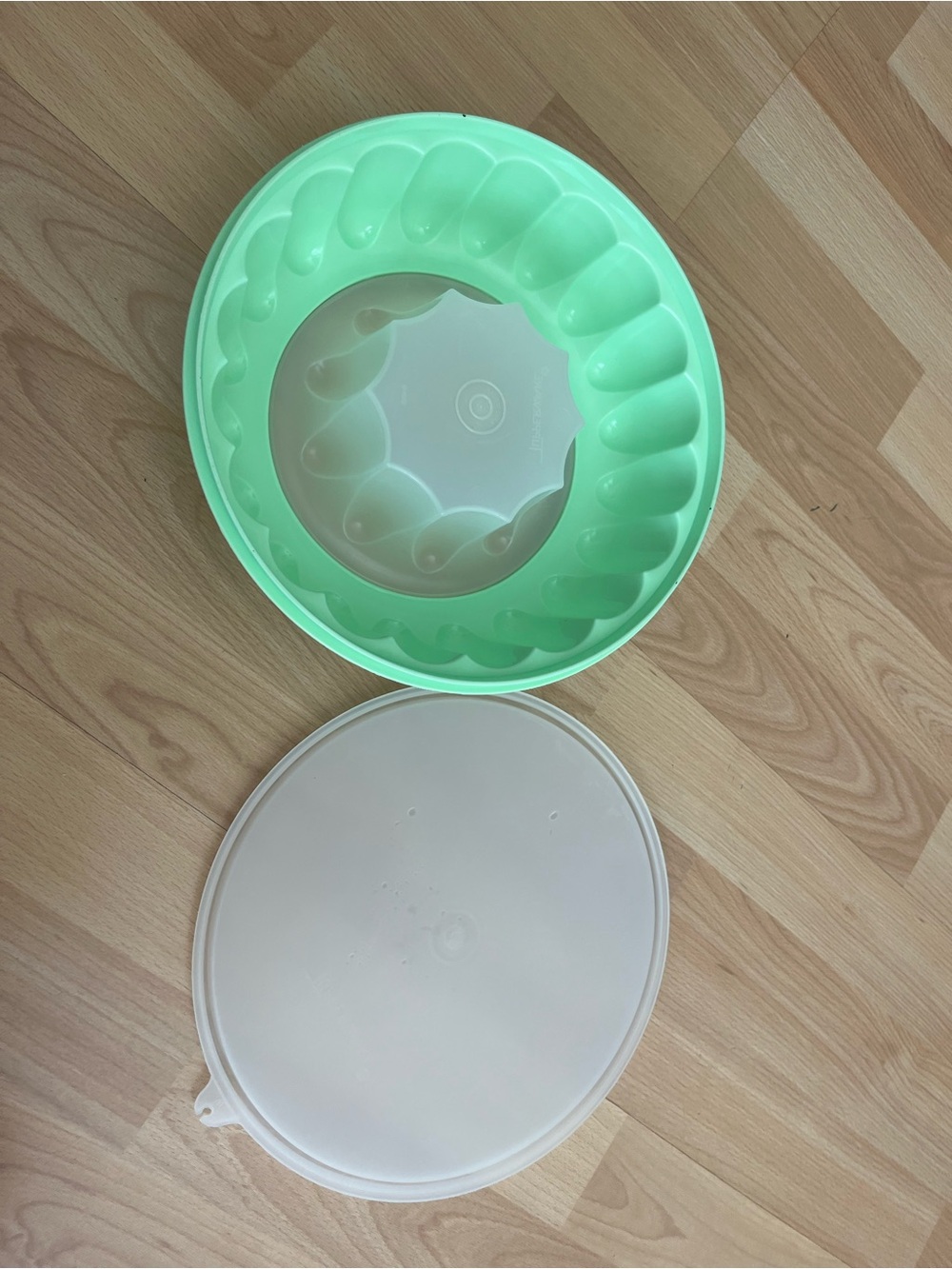 Tupperware jello ring - Picture 3 of 4